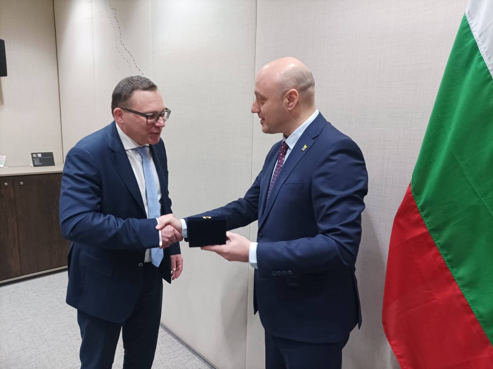 Министърът на правосъдието Атанас Славов се срещна с председателя на Евроюст (Агенция на Европейския съюз за сътрудничество в областта на наказателното правосъдие) Ладислав Хамран по време на посещението си в Хага Министърът на правосъдието Атанас Славов се срещна с председателя на Евроюст (Агенция на Европейския съюз за сътрудничество в областта на наказателното правосъдие) Ладислав Хамран по време на посещението си в Хага